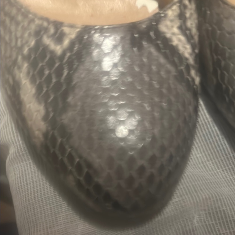 Elegant Gray Snakeskin-Print Pumps for Women - Picture 2 of 5